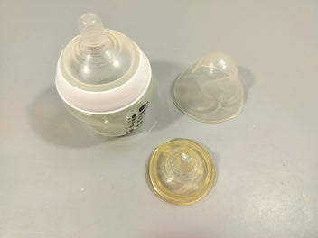 Biberon Tommee tippee en plastique -150ml + tétine de rechange