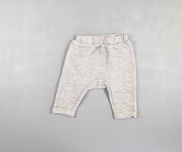 Pantalon molleton texturé gris, légèrement bouloché, moins cher chez Petit Kiwi