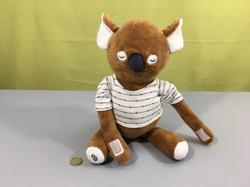 Peluche Koala pouvant s'attcher aux mains-scratch-28cm assis (petite tache sur t-shirt amovible)