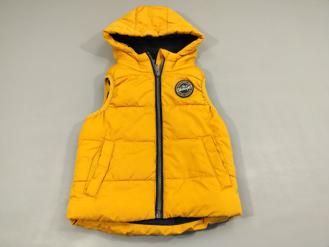 Bodywarmer jaune zippé à capuche, quelques taches, moins cher chez Petit Kiwi