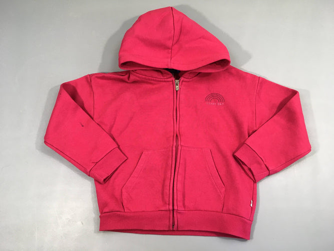 Sweat zippéà capuche rose vif arc-en-ciel, un peu bouloché, tache coude droit, moins cher chez Petit Kiwi