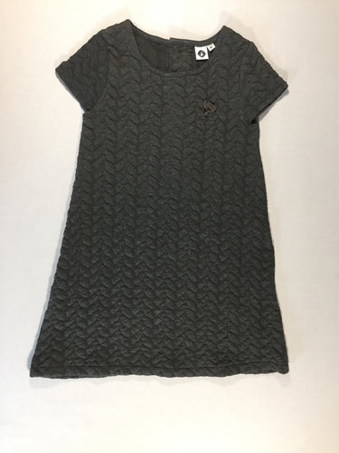 Robe gris foncé texturé (légèrement boulochée), moins cher chez Petit Kiwi