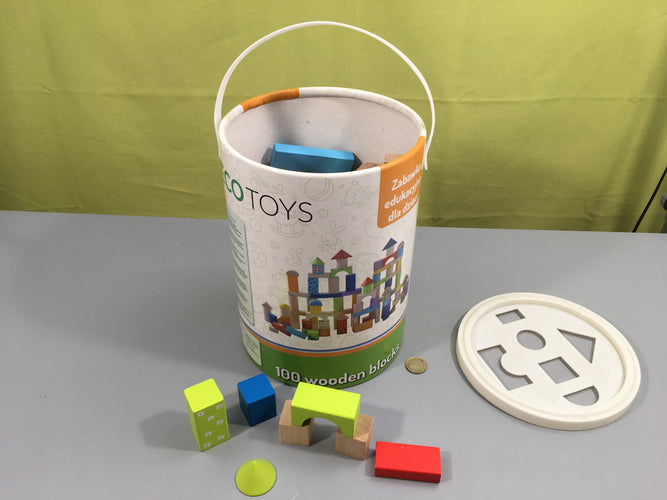 Fût de cubes en bois village EcoToys, moins cher chez Petit Kiwi