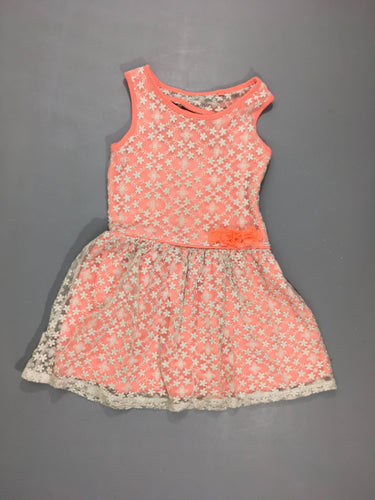 Robe s.m corail , voile blanc par dessus avec broderies fleurs. Pas de taille indiquée, estimée 6 ans, moins cher chez Petit Kiwi