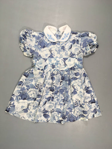 Robe m.c blanche a fleurs bleues, col blanc fleurs bleues brodées. 65% polyester 35% coton, moins cher chez Petit Kiwi