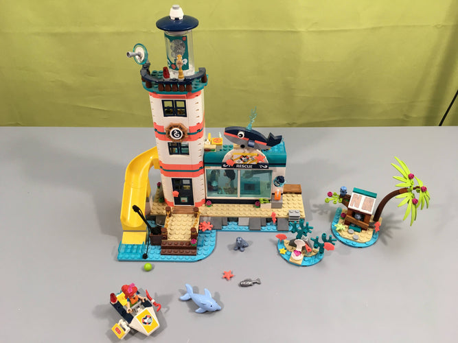 Lego friends 41380 le centre de sauvetage du phare, tel que sur la photo, moins cher chez Petit Kiwi