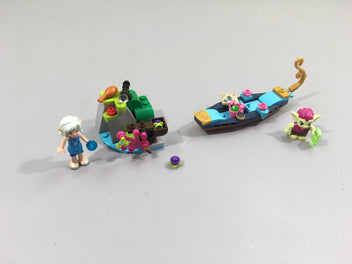 Lego Elves 41181 La gondole de Naida et le voleur gobelin, tel que sur la photo