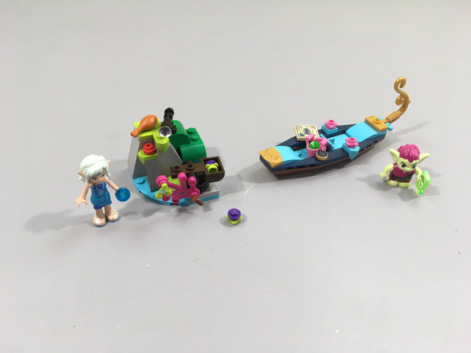 Lego Elves 41181 La gondole de Naida et le voleur gobelin, tel que sur la photo, moins cher chez Petit Kiwi