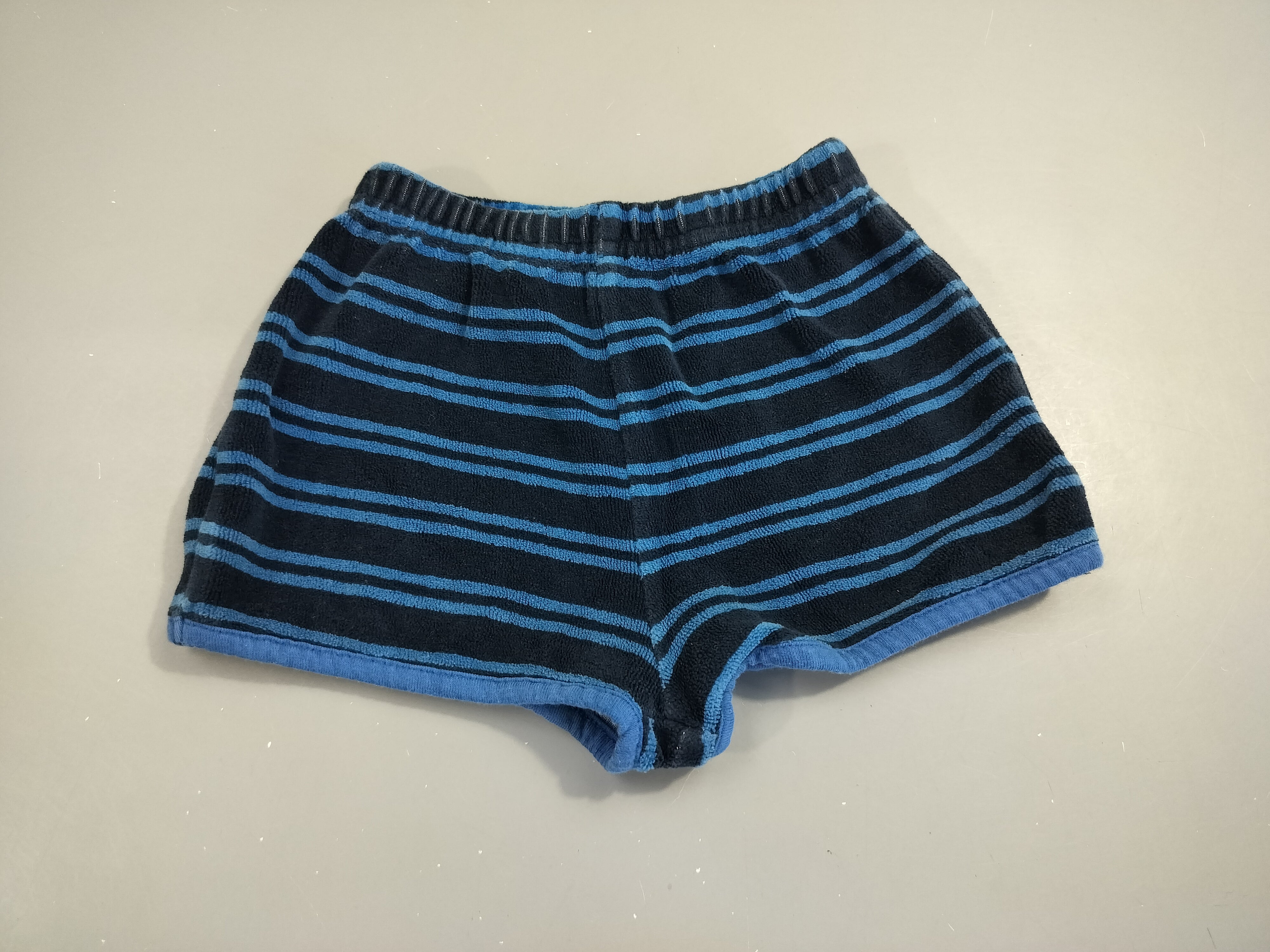 Short éponge bleu marine rayé  80% coton  20% polyester