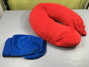 Coussin d'allaitement velours rouge + housse bleue