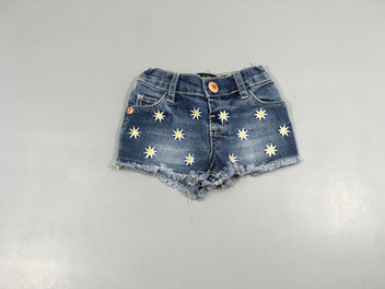 Short denim , fleurs brodées, dessous effet éffiloché. 73% coton 25% polyester 1% viscose 1% élasthanne