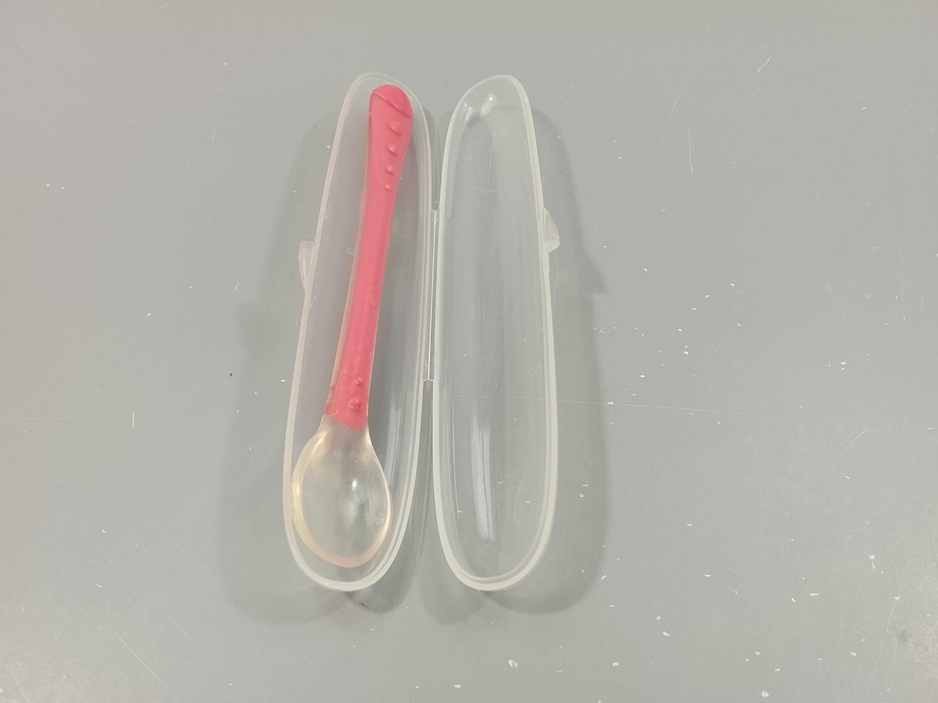 Cuillère souple Nuby dans sa boîte de prot.ection