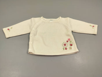 Pull écru boutonné sur le côté, broderie fleurs 55% à  ac.r.ylique 45% coton très légèrement bouloché