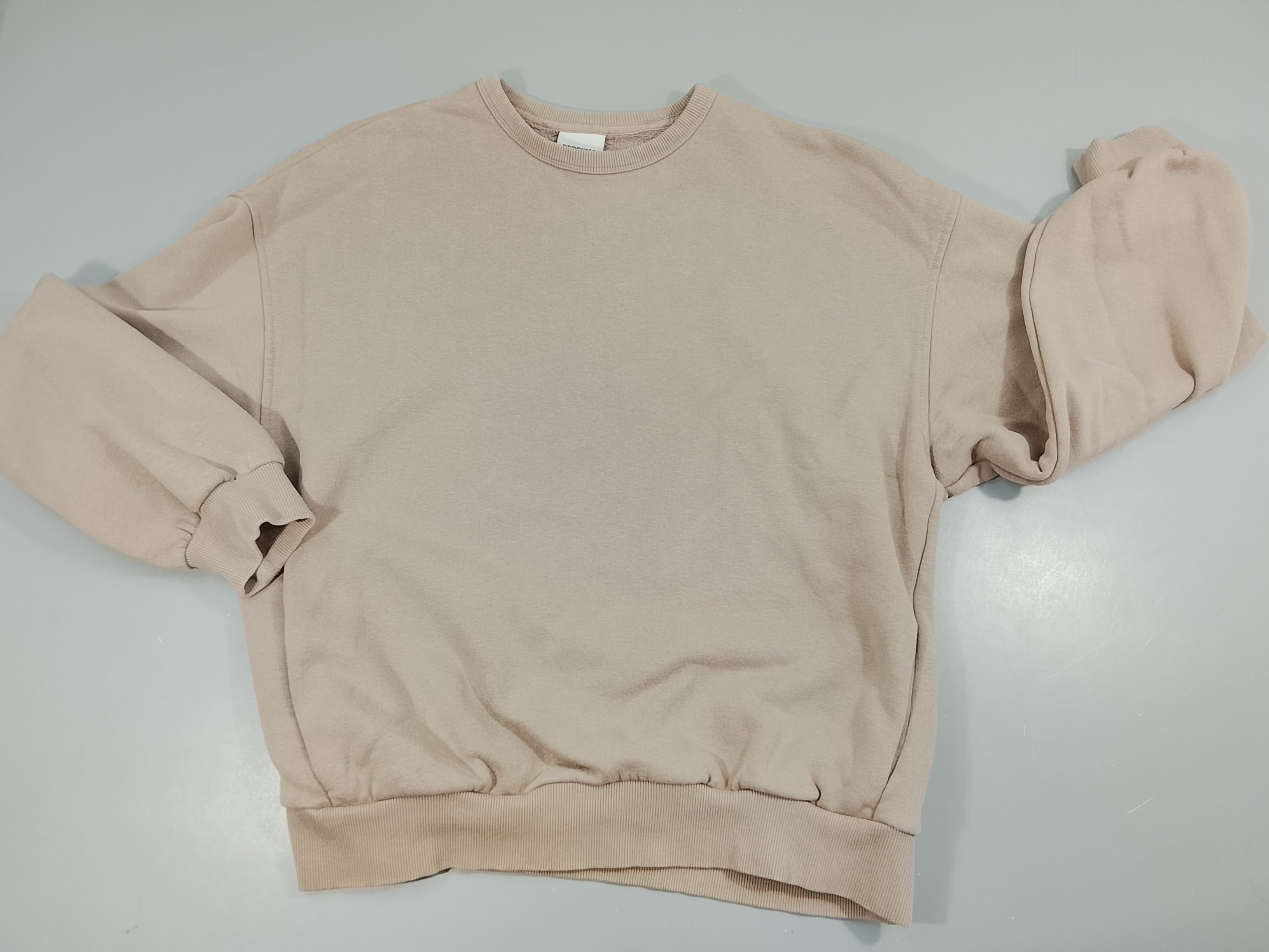 Sweat brun clair, très légèrement bouloché