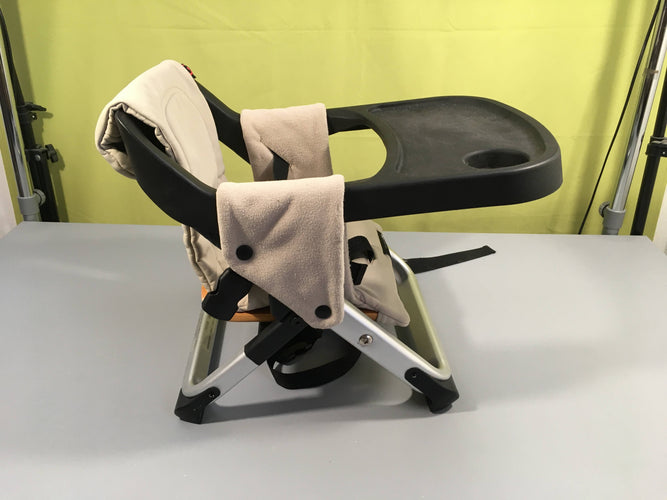 Chaise haute de voyage Lima CONCORD beige accoudoirs un peu boulochés - prix neuf 79€, une pression cassée à l'arrière, moins cher chez Petit Kiwi