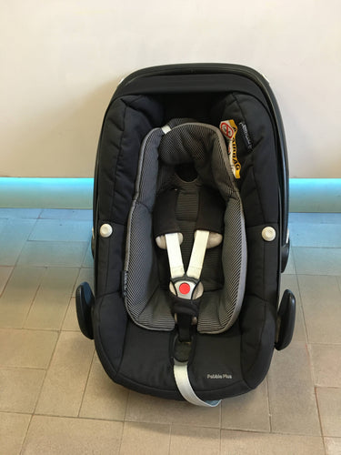 Siège auto Pebble Plus i-Size avec réducteur bébé amovible Groupe 0+(Lanières d'attache légèrement piquées) + Base 2wayfix, moins cher chez Petit Kiwi