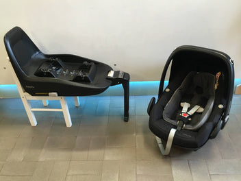 Siège auto Pebble Plus i-Size avec réducteur bébé amovible Groupe 0+(Lanières d'attache légèrement piquées) + Base 2wayfix