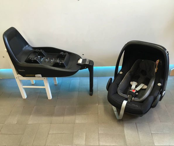 Siège auto Pebble Plus i-Size avec réducteur bébé amovible Groupe 0+(Lanières d'attache légèrement piquées) + Base 2wayfix, moins cher chez Petit Kiwi