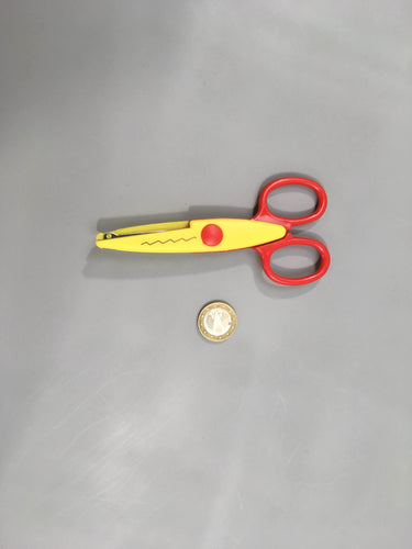 Paire de ciseaux jaune/rouge découpe zig zag, moins cher chez Petit Kiwi