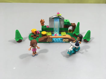 Lego friends 41677 La cascade dans la forêt, manque plusieurs éléments, vendu tel que sur la photo