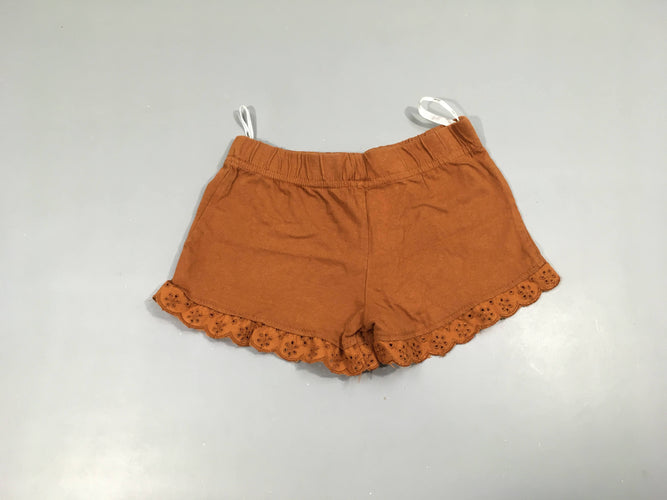 Short molleton camel broderies, un peu bouloché, moins cher chez Petit Kiwi