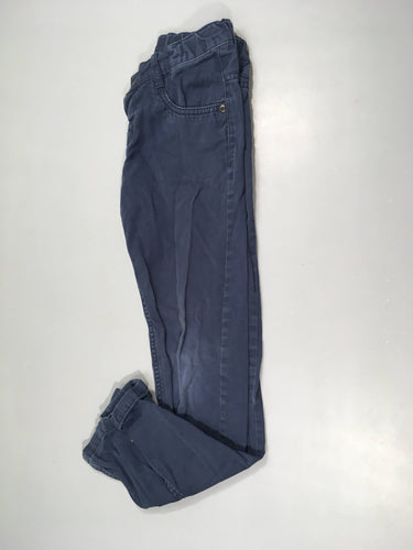 Pantalon bleu foncé, légèrement usé aux genoux, moins cher chez Petit Kiwi