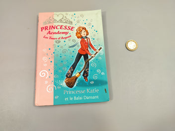 La bibliothèque rose, Princesse  Academy. Princesse Katie et le Balai  Dansant.