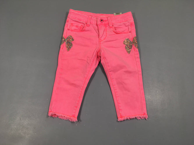 Pantalon rose effet effiloché bas écusson papillon strass coté, moins cher chez Petit Kiwi